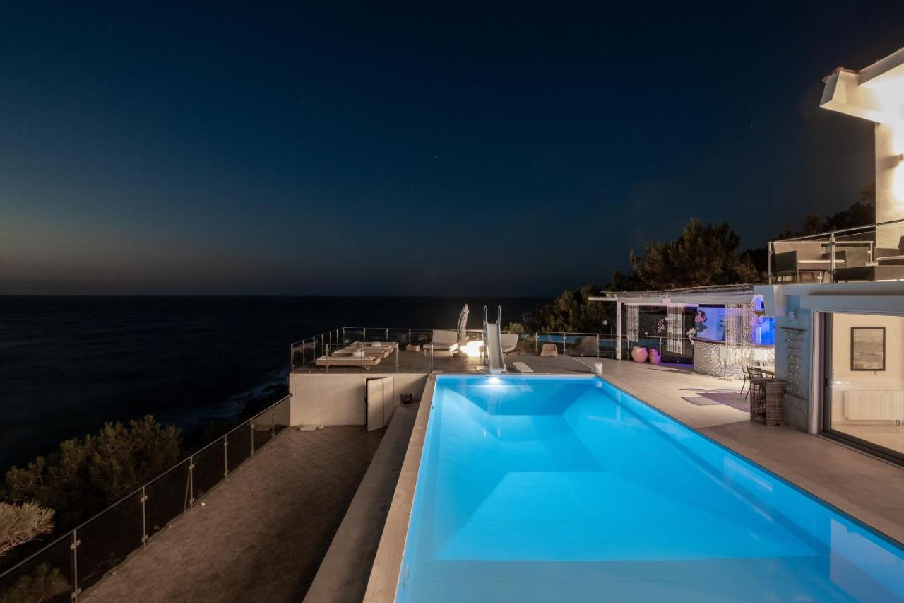 Icarus Luxury Beachfront Villa Gialiskari  ภายนอก รูปภาพ