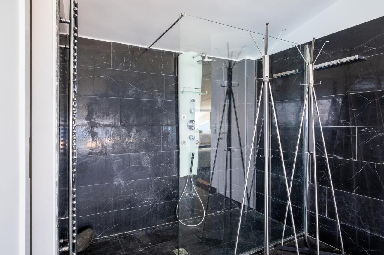 Icarus Luxury Beachfront Villa Gialiskari  ภายนอก รูปภาพ