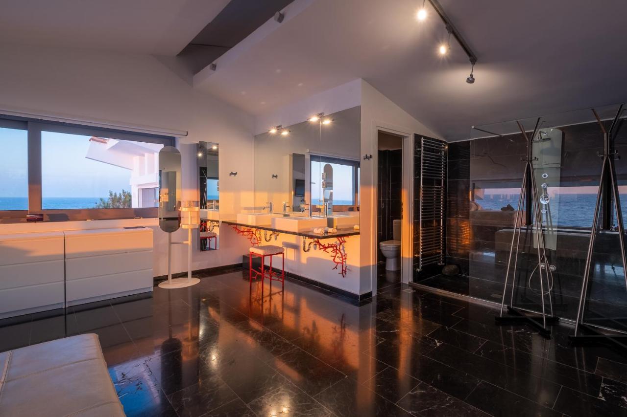 Icarus Luxury Beachfront Villa Gialiskari  ภายนอก รูปภาพ