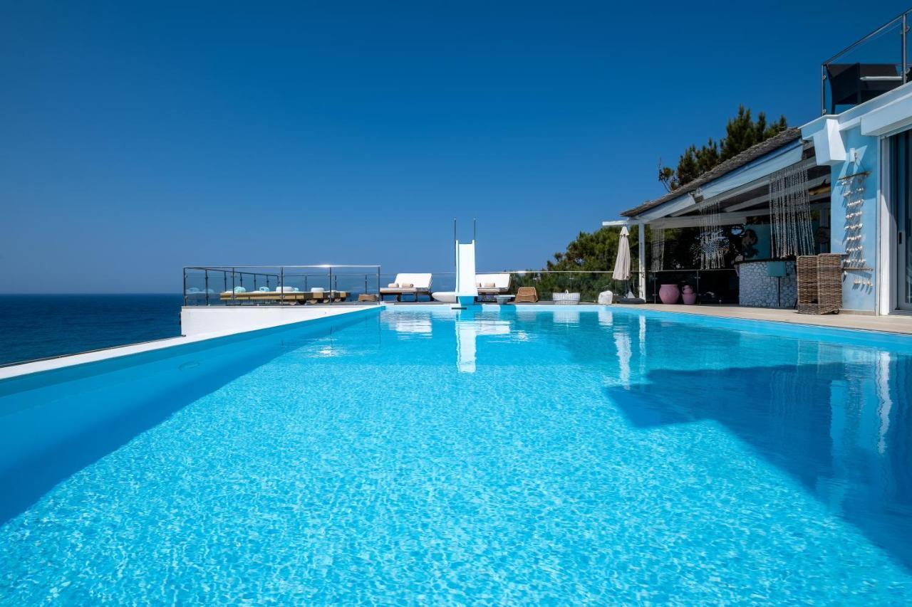 Icarus Luxury Beachfront Villa Gialiskari  ภายนอก รูปภาพ