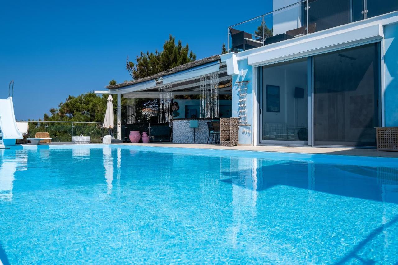 Icarus Luxury Beachfront Villa Gialiskari  ภายนอก รูปภาพ